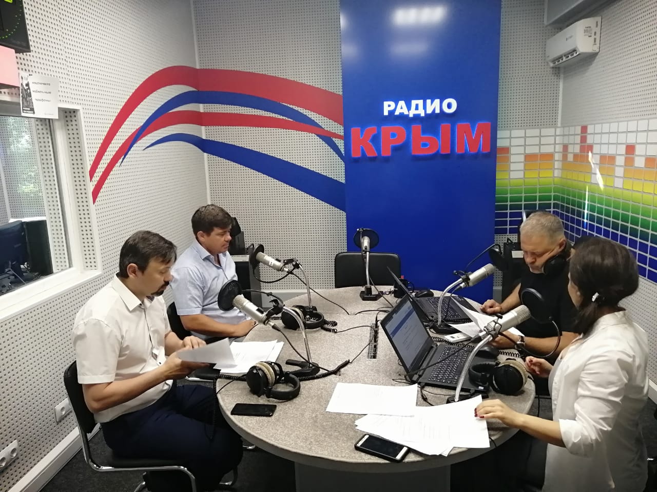 Директор Крымавтодора Дмитрий Кривенко совместно с начальником Службы автомобильных дорог Александром Нефёдовым обсудили на радио проблемные вопросы