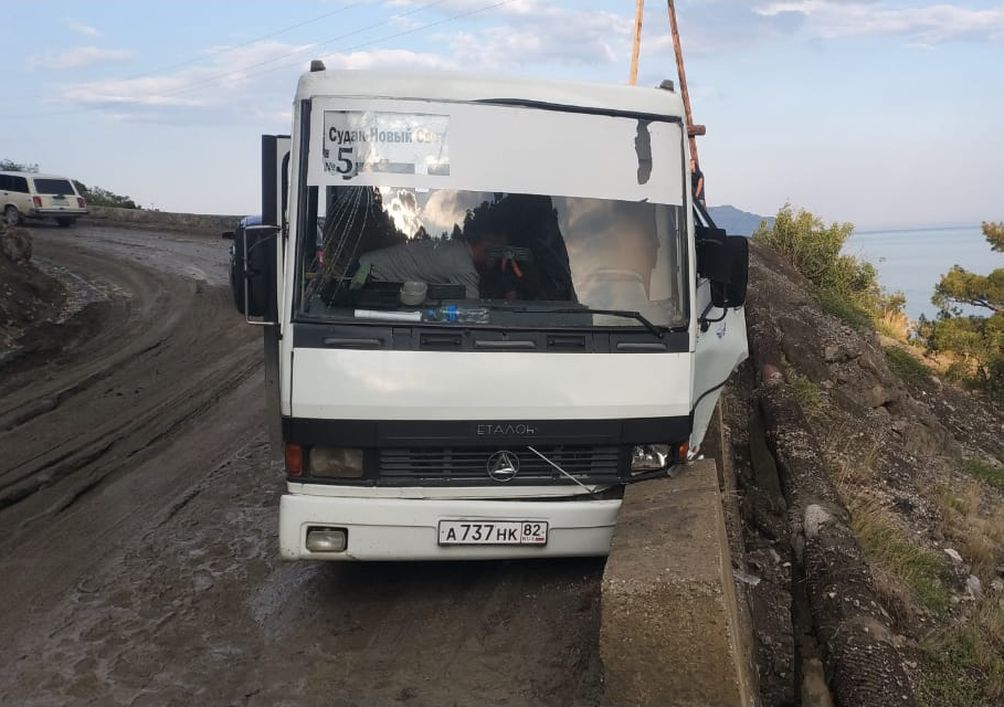 Крымавтодор перешел на круглосуточный режим работы из-за оползней в Судаке