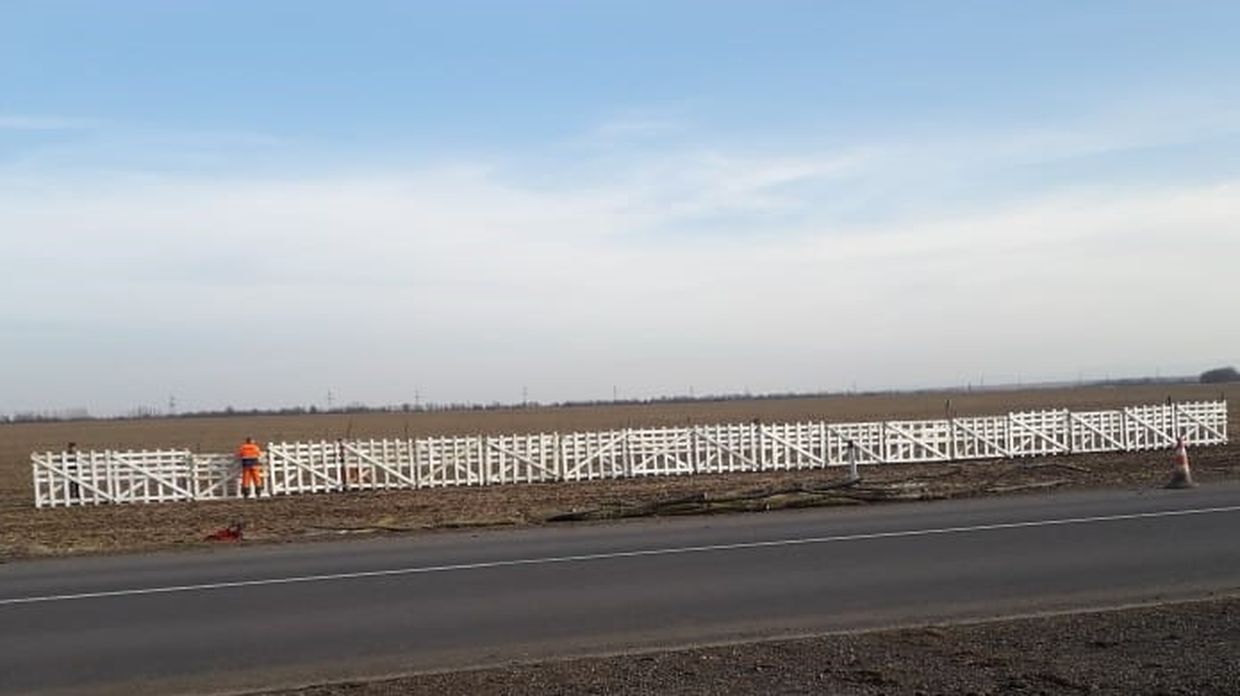 Крымавтодор устанавливает снегозащитные заборы на дорогах вдоль полей