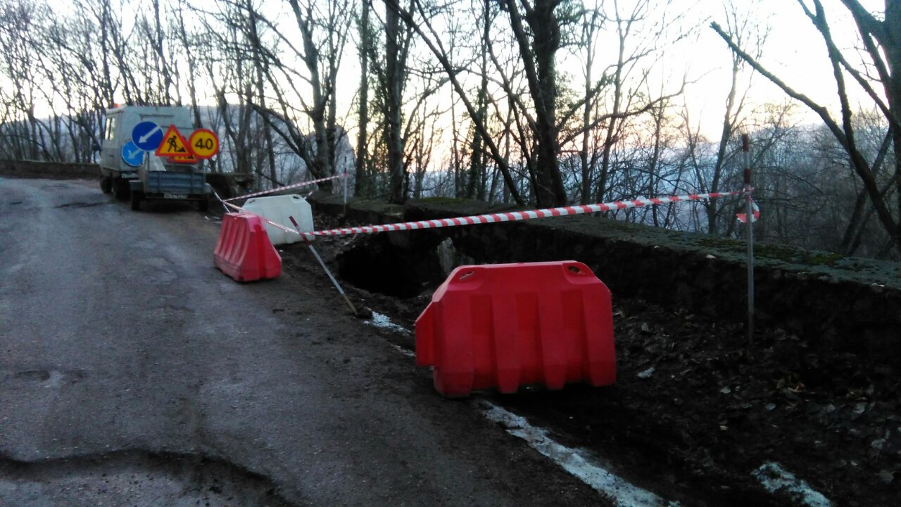 На автомобильной дороге на Ай-Петри со стороны Бахчисарая произошел оползень