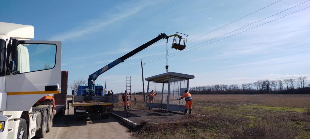 В ГУП РК «Крымавтодор» продолжается плановая работа по установке остановочных павильонов.