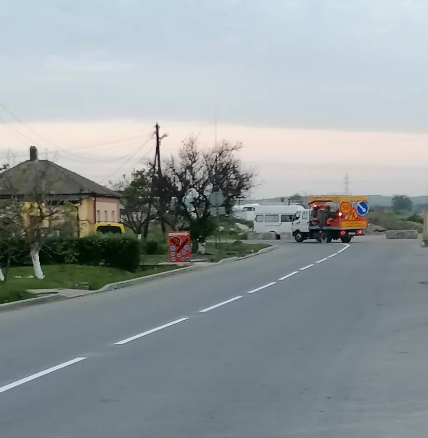Крымавтодор продолжает обновлять дорожную горизонтальную разметку для безопасного дорожного движения.