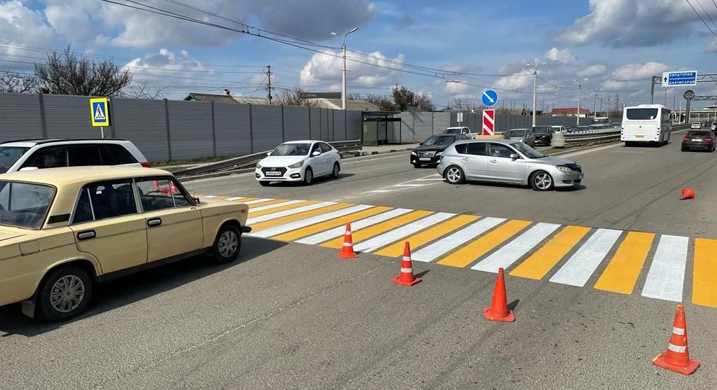 Крымавтодор производит работы по нанесению и обновлению дорожной разметки