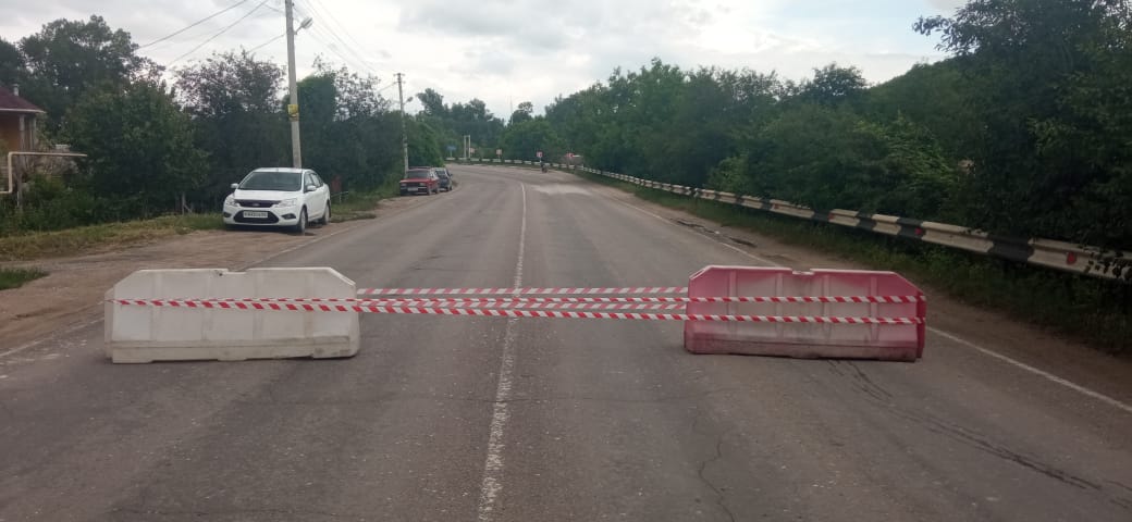 Временно перекрыто движение по мосту на а/д Тополи-Севастьяновка