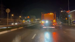 Для обеспечения безопасного проезда дорожники проводят превентивную обработку дорог