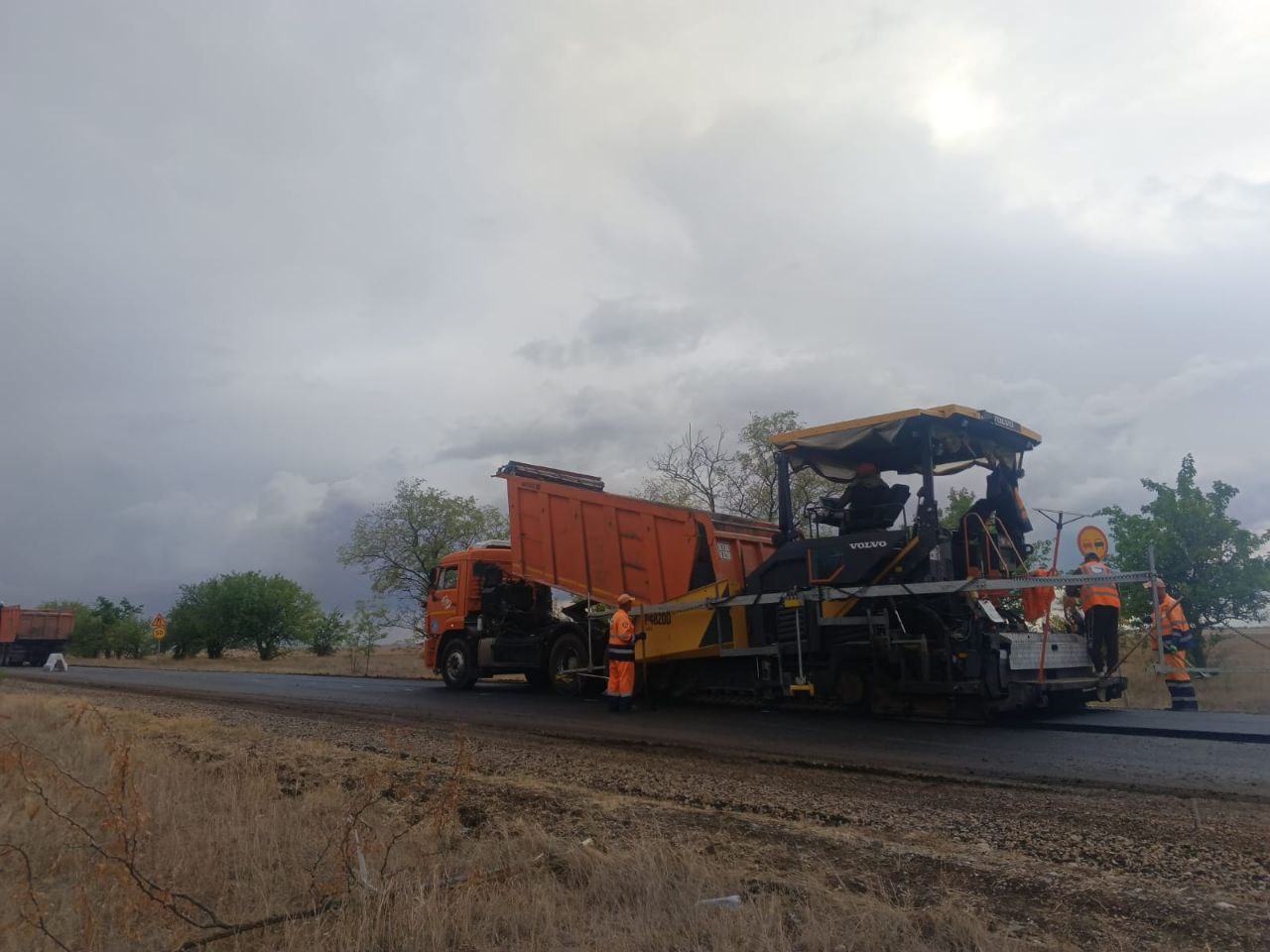 Красногвардейское ДРСУ работает на дороге Октябрьское – Садовое – Колодезное (км 0+000 – км 3+888)