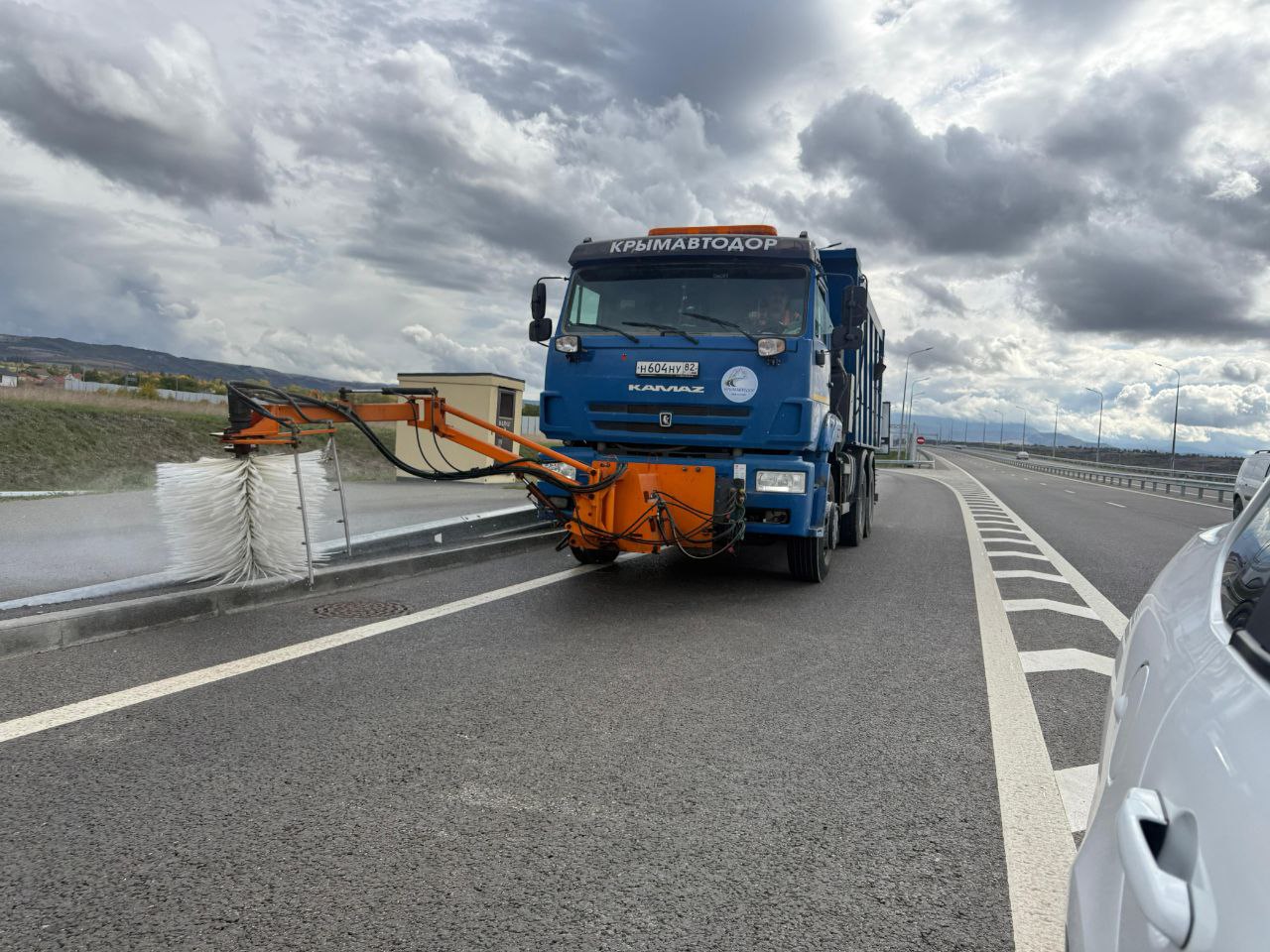Крымавтодор продолжает следить за чистотой и порядком на дорогах