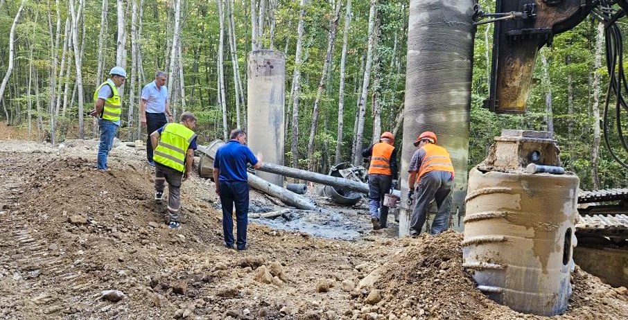 На трассе Бахчисарай-Ялта продолжается модернизация дорожной инфраструктуры, направленная на укрепление склонов и повышение безопасности дорожного полотна