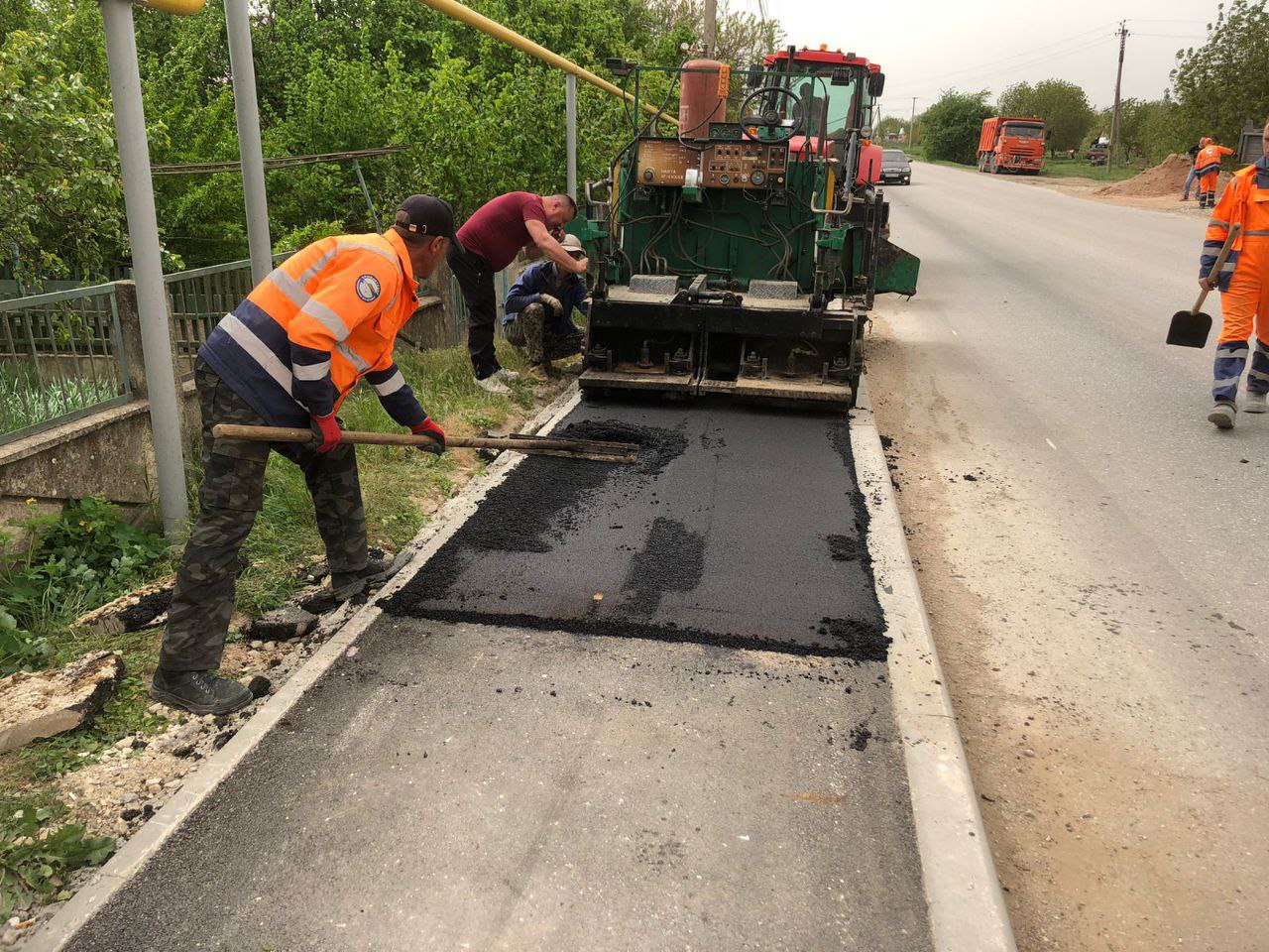  На этой неделе выполняем работы по обустройству тротуара на а/д Черноморск-Воинка км 16+410