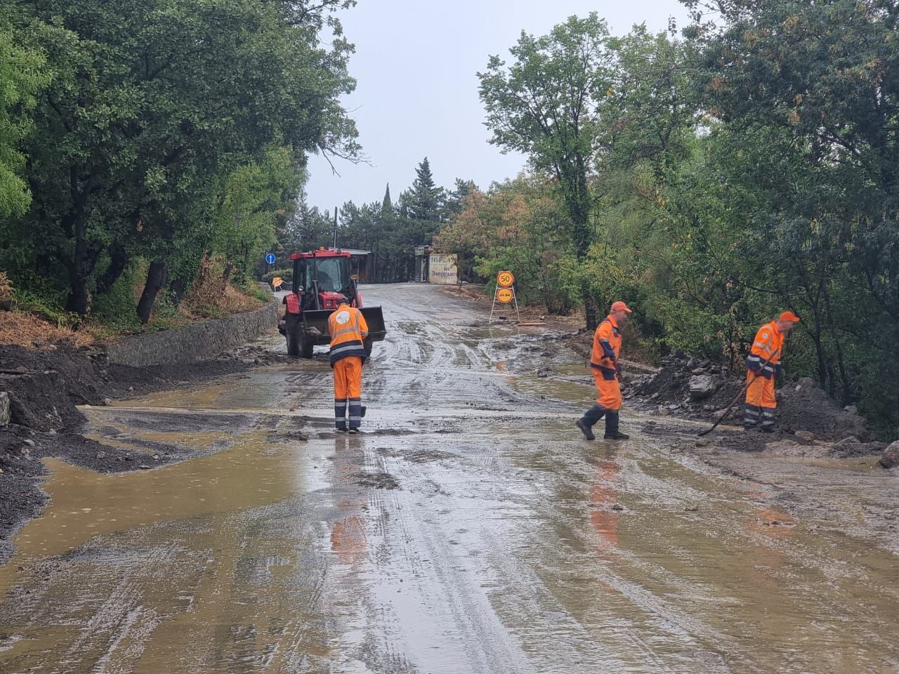 «Крымавтодор» оперативно устранил последствия сошедшего селя