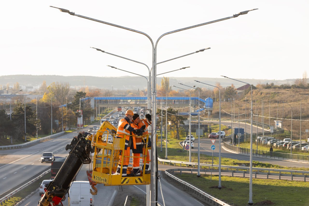 В Республике Крым продолжается реализация масштабного проекта по строительству систем наружного освещения на автомобильных дорогах