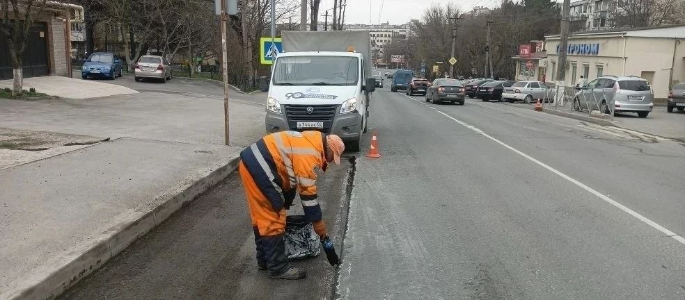 Крымавтодор производит ямочный ремонт по всему Крыму